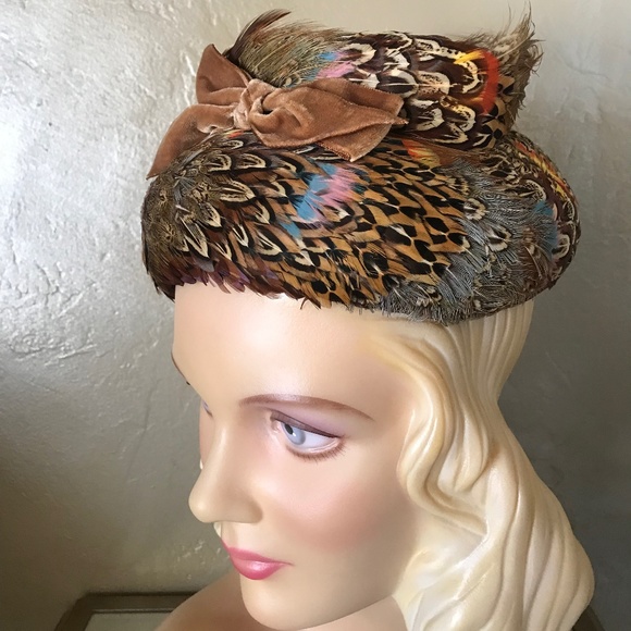 MAGNIFICENT AND UNIQUE 1950s MULTI COLORED PHEASANT FEATHER HAT WITH VELVET BOW main image 5